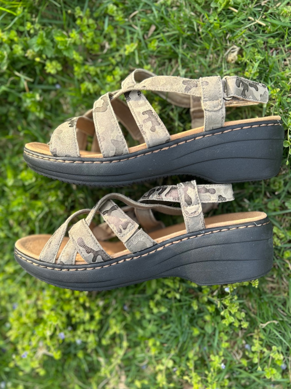 CLARKS ‘Merliah Rose’ Olive Camo Strappy Wedge Sandals Size 8W - Picture 5 of 6